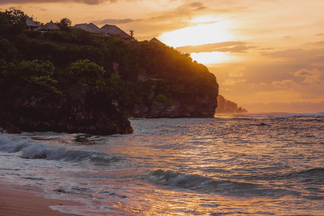 Legends Beachfront Resort Uluwatu Exteriör bild